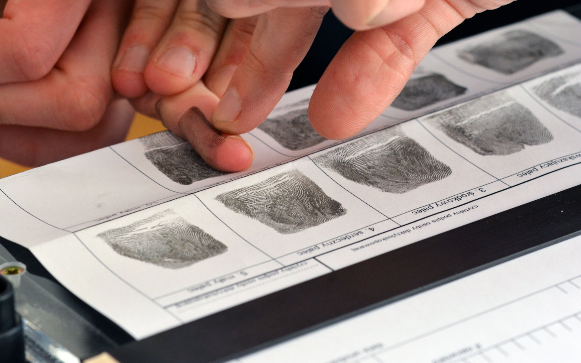 Policja nie może zbierać odcisków palców od każdego zatrzymanego. Wyrok TSUE