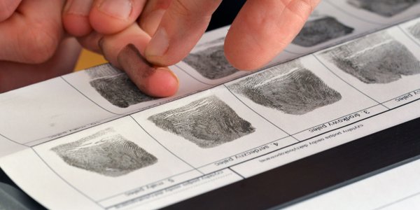 Policja nie może zbierać odcisków palców od każdego zatrzymanego. Wyrok TSUE