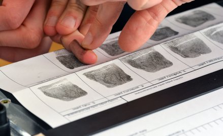 Policja nie może zbierać odcisków palców od każdego zatrzymanego. Wyrok TSUE