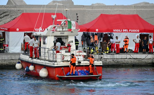 Włoskie służby wydobywają ciała ofiar z wraku jachtu Bayesian"