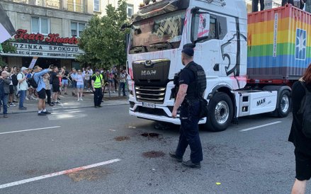 Ciężarówka z kontenerem Maersk, oblanym czerwoną substancją przypominającą krew