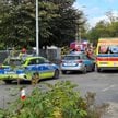 Służby przed szkołą w Ostrołęce, gdzie 19-letni nożownik zranił dziewięć osób