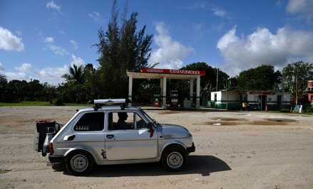 Kubański mechanik Juan Carlos Pino jedzie w mieście Aguacate swoim wyprodukowanym w Polsce w 1980 ro