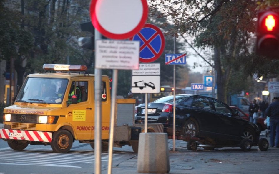 Trybunał: Zasady oddawania odholowanych aut niezgodne z konstytucją