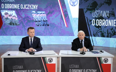 Wicepremier Jarosław Kaczyński oraz minister obrony narodowej Mariusz Błaszczak podczas konferencji 