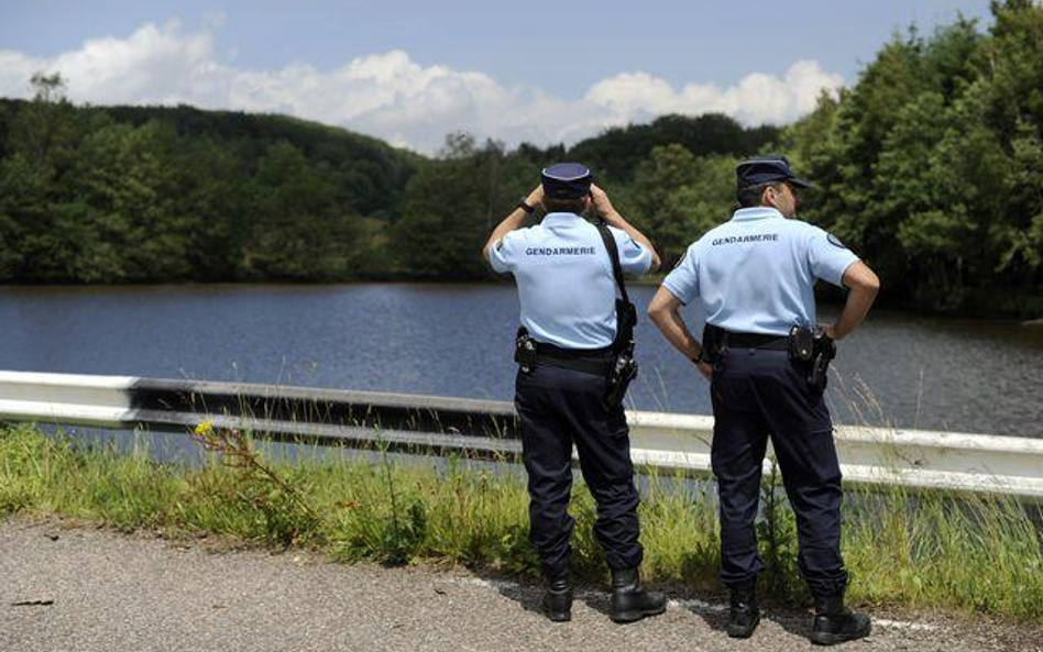 Patrol żandarmerii wypatruje krokodyla w Xertigny