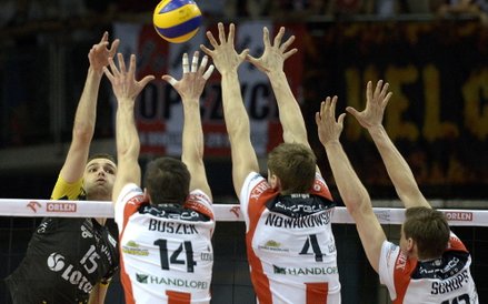 Siatkarze Asseco Resovii Rzeszów (od prawej): Jochen Schops, Piotr Nowakowski i Rafał Buszek, blokuj