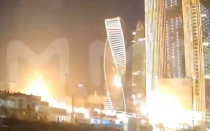 Kadr z nagrania ilustrującego moment uderzenia drona w Moskwie