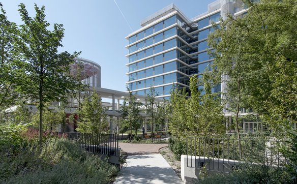 Bogato zaaranżowana zewnętrzna zieleń przenika do wnętrza budynku