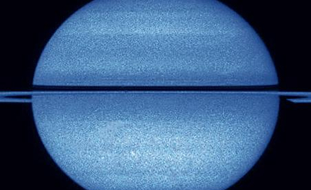 Kosmiczny Teleskop Hubble’a zobaczył Saturna równo oświetlonego przez Słońce w 2009 roku. Następnej 