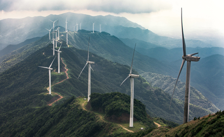 Chiny odpowiadają obecnie za niemal połowę globalnych mocy wytwórczych energii odnawialnej, a ich am