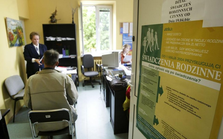 NIK o pracownikach socjalnych w gminach: przeciążeni zadaniami, pracują w stresie, zarabiają za mało