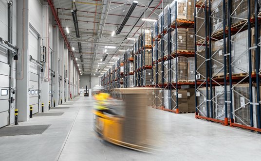 Magazyn wysokiego składowania opakowań tekturowych w centrum logistycznym