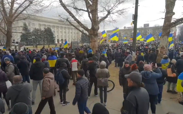 Mieszkańcy opanowanego przez Rosjan Chersonia wyszli na ulice. Protestują