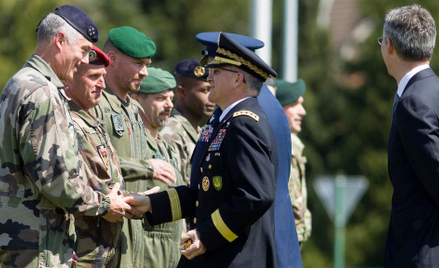 Dowódca NATO gen. Curtis Scaparrotti (z prawej) z oficerami wojsk desantowych Sojuszu.