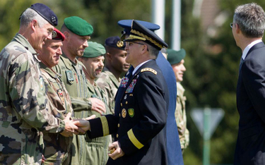 Dowódca NATO gen. Curtis Scaparrotti (z prawej) z oficerami wojsk desantowych Sojuszu.