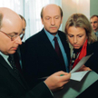 12 marca 2003 rok. Marta Fogler z Maciejem Płażyńskim (w środku) i Janem Rokitą, w przerwie posiedze