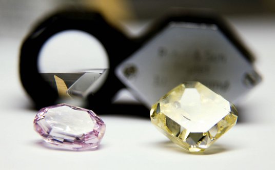 Dwa oszlifowane diamenty koncerny Alrosa