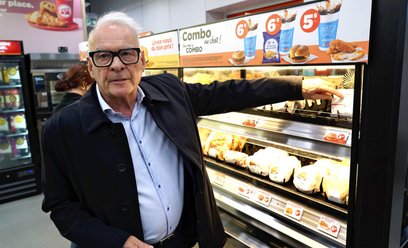 Od sprzedawcy do miliardera. Alain Bouchard przejmuje Żabkę