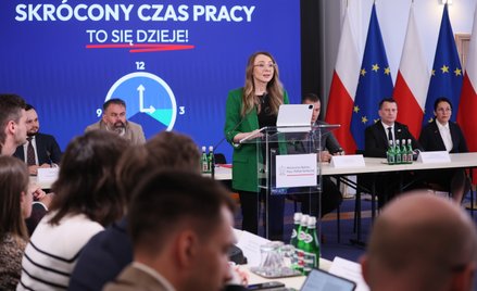 Ministra rodziny, pracy i polityki społecznej Agnieszka Dziemianowicz-Bąk podczas spotkania pt. “Skr