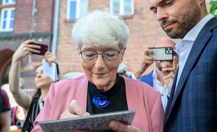 Poznań, 08.09.2023. Pisarka, autorka „Jeżycjady” Małgorzata Musierowicz (L) oraz prezes Legimi S.A. 