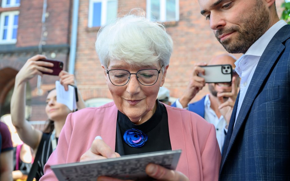 Poznań, 08.09.2023. Pisarka, autorka „Jeżycjady” Małgorzata Musierowicz (L) oraz prezes Legimi S.A. 