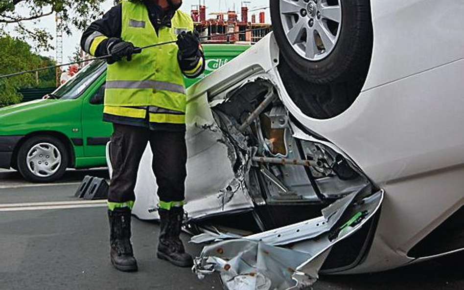 Dwa lata temu na drogach zginęło 5437 osób. Na zdjęciu wypadek w 2008 r. w Świnoujściu