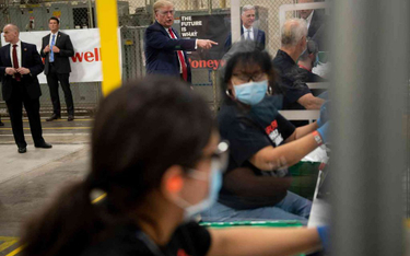 USA: Trump bez maski w fabryce masek