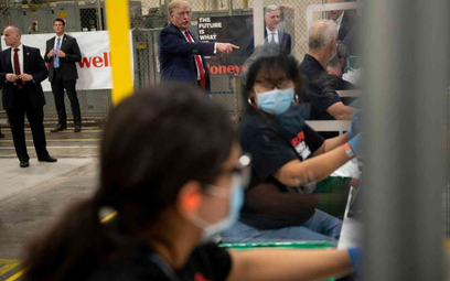 USA: Trump bez maski w fabryce masek