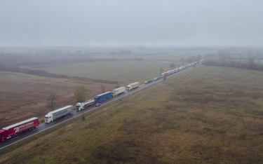Sznur ciężarówek w pobliżu przejścia granicznego między Ukrainą a Słowacją