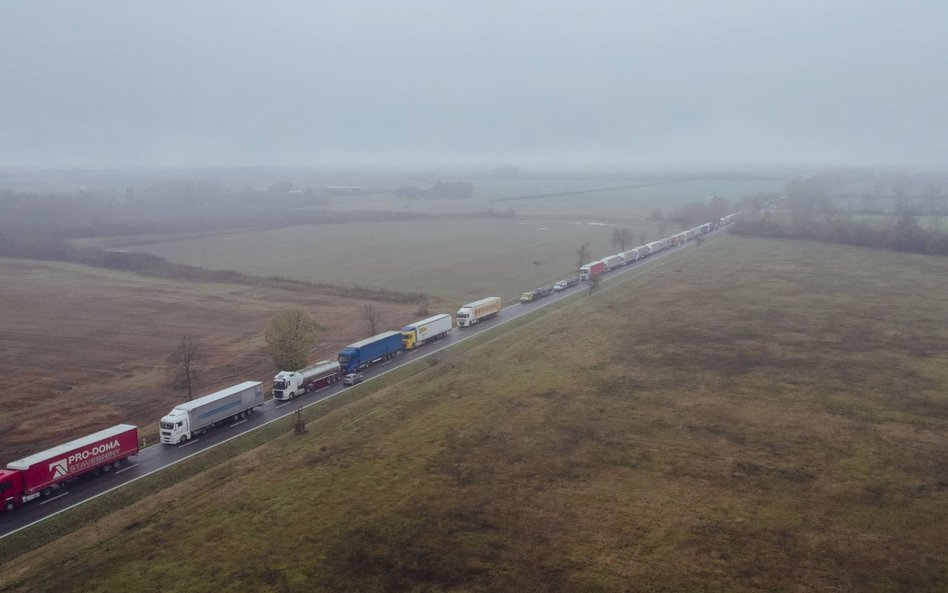 Sznur ciężarówek w pobliżu przejścia granicznego między Ukrainą a Słowacją