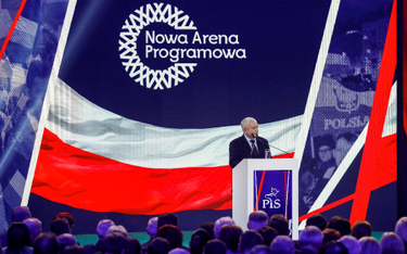 Jarosław Kaczyński ogłaszający nową piątkę PiS. Nowe obietnice będą miały poważne konsekwencje finan