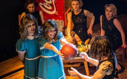 od lewej: Emily Wong (rola statystująca), Mariusz Zaniewski jako Gustaw-Konrad