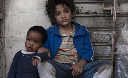 Zaid, bohater filmu „Kafarnaum” w reżyserii Nadine Labaki, ze swym małym podopiecznym nowe horyzont?