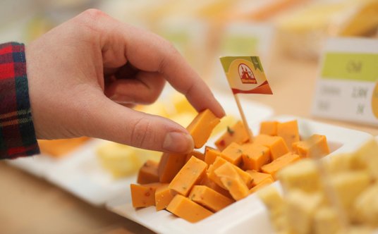 Wegański ser, który składa się głównie z oleju kokosowego i skrobi ziemniaczanej, na targach „Veggie