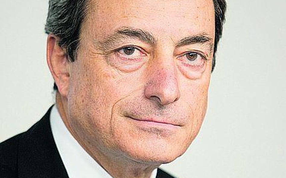 Mario Draghi (u góry), przewodniczący FSB, uważa, że koszt Bazylei III dla gospodarek będzie mały. I