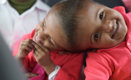 Węgierscy lekarze rozdzielili bliźniaczki złączone głowami