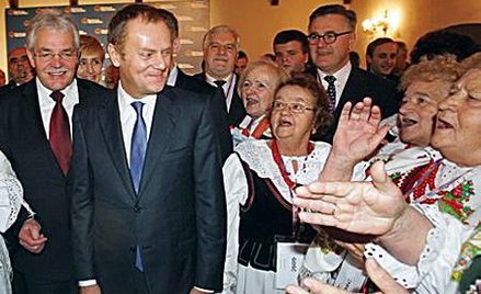 Donald Tusk wspierał wczoraj na konwencji w Niepołomicach Stanisława Kracika (z lewej), kandydata PO