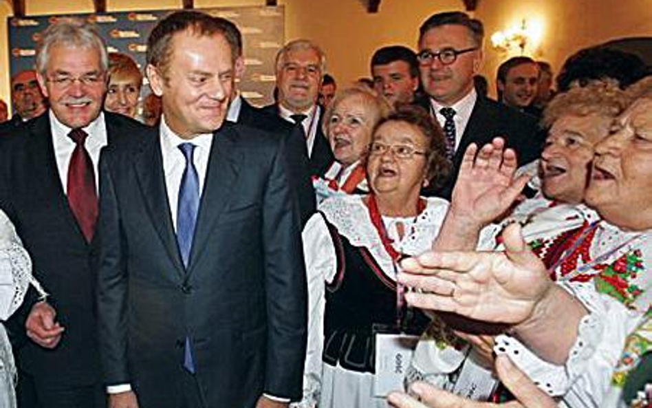 Donald Tusk wspierał wczoraj na konwencji w Niepołomicach Stanisława Kracika (z lewej), kandydata PO