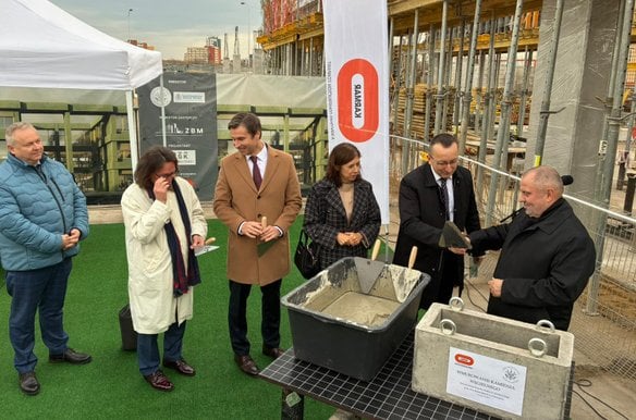 Władze Uniwersytetu Warszawskiego oraz przedstawiciele wykonawcy podczas wmurowania kamienia węgieln