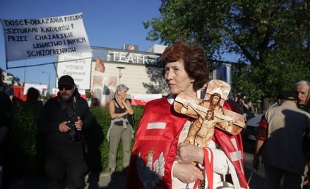 "Ogólnopolski Protest Obrońców Świętej Wiary" przeciwko spektaklowi "Klątwa" odbywał się przed Teatr