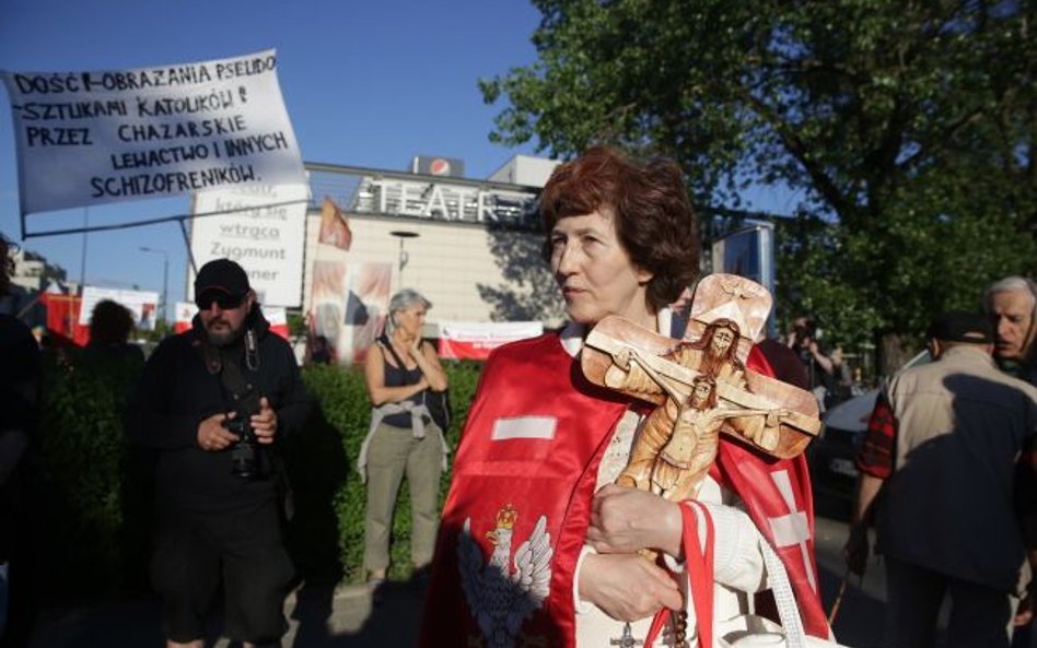 "Ogólnopolski Protest Obrońców Świętej Wiary" przeciwko spektaklowi "Klątwa" odbywał się przed Teatr