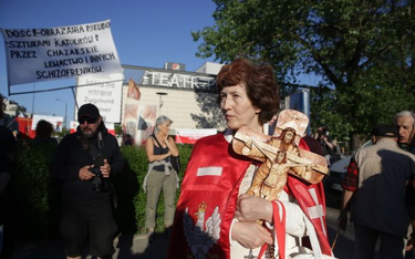 "Ogólnopolski Protest Obrońców Świętej Wiary" przeciwko spektaklowi "Klątwa" odbywał się przed Teatr