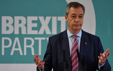 Wybory w Wielkiej Brytanii: Farage idzie na rękę Johnsonowi