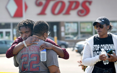 Pogrążeni w smutku mieszkańcy Buffalo (stan Nowy Jork), gdzie 14 maja zamachowiec rasista zastrzelił