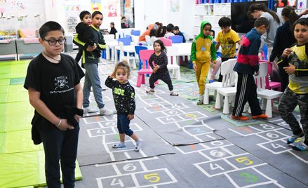 Uchodźcy z Ukrainy w Centrum Pomocy Humanitarnej PTAK w podwarszawskim Nadarzynie, luty 2023 r.