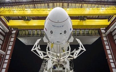 Kapsuła Dragon w rakiecie Falcon 9 może zabrać maksymalnie czterech astronautów.