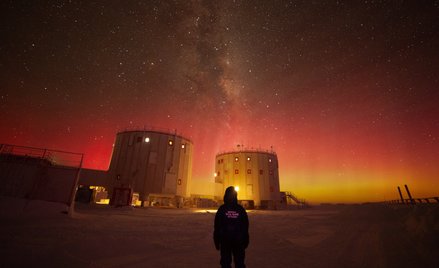 Zorza polarna nad stacją badawczą Concordia, w której powstało „archiwum lodu”.