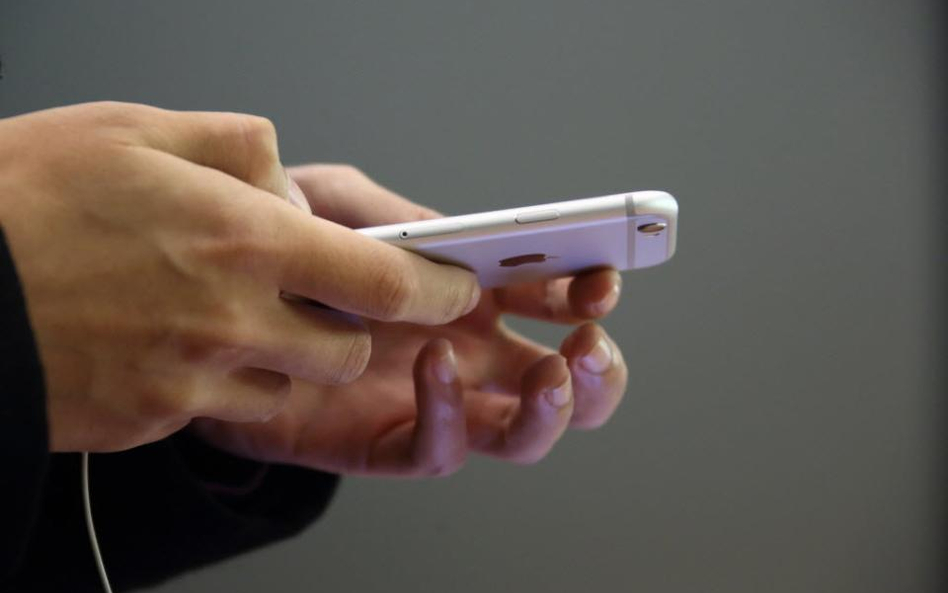 Młodzi Polacy uzależnieni od smartfonów