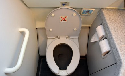 Samolot zawrócił przez awarię WC. Na pokładzie 70 hydraulików